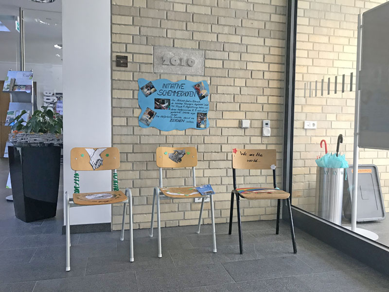 Ausstellung einiger Stühle in Schemmerhofen